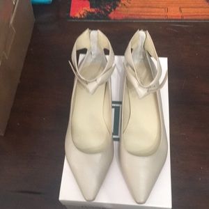 Ivanka Trump Nude Flats -New - size 9